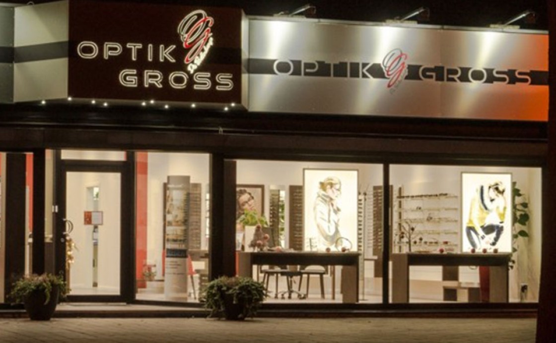 Schaufenster und Eingangsbereich von Optik Gross in Bremen.